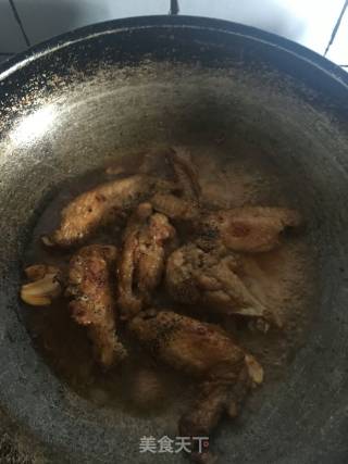 白菜鸡翅的做法步骤：1