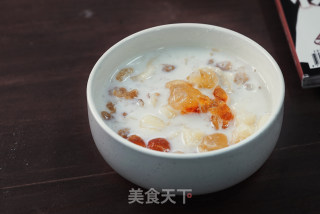 【小森妈妈菜谱】滋润养颜桃胶雪莲子炖奶的做法步骤：1