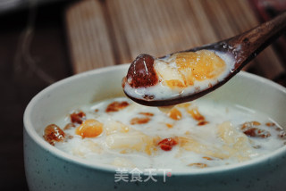 【小森妈妈菜谱】滋润养颜桃胶雪莲子炖奶的做法步骤：2