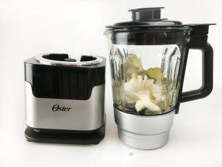 【Oster食谱】海鲜平菇汤的做法步骤：2