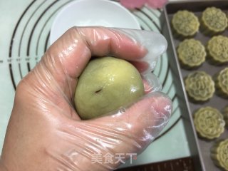 广式豆沙月饼的做法步骤：11
