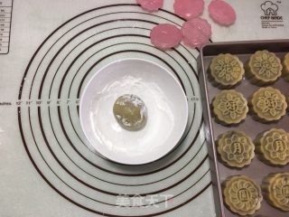 广式豆沙月饼的做法步骤：12