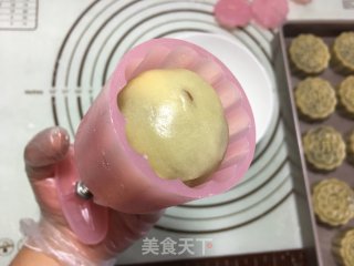 广式豆沙月饼的做法步骤：13