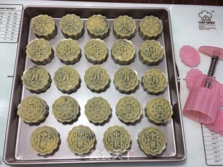 广式豆沙月饼的做法步骤：15