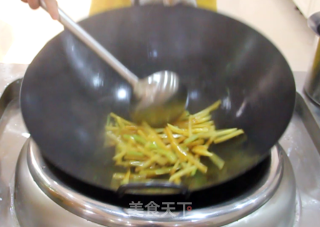 芹香土豆条的做法步骤：2