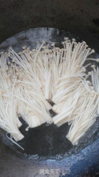 剁椒金针菇的做法步骤：1