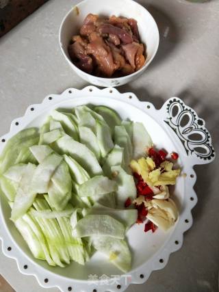 丝瓜炒肉片的做法步骤：3