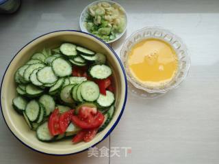 西红柿黄瓜炒鸡蛋的做法步骤：1