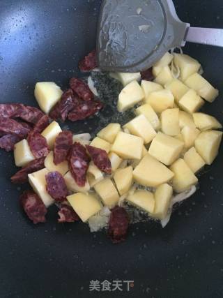 土豆腊肠焖米饭的做法步骤：7