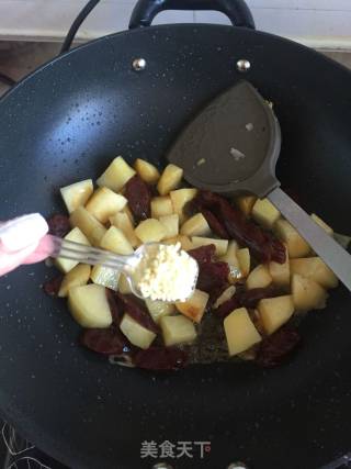 土豆腊肠焖米饭的做法步骤：9