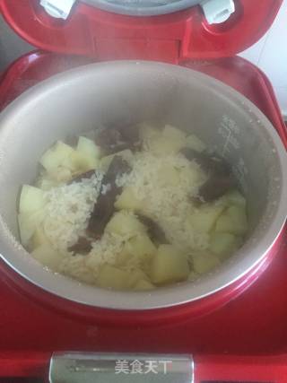 土豆腊肠焖米饭的做法步骤：11