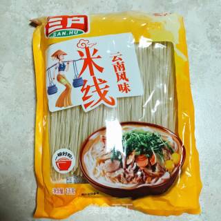 虾蔬砂锅米线的做法步骤：1
