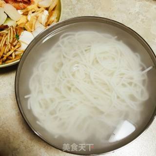 虾蔬砂锅米线的做法步骤：2