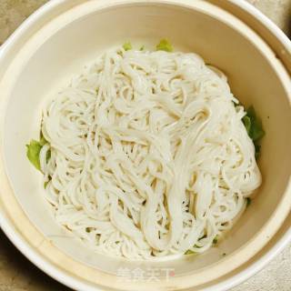 虾蔬砂锅米线的做法步骤：6