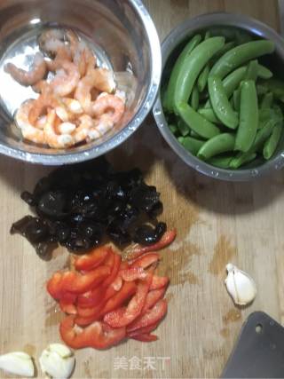 甜豆炒虾仁的做法步骤：1