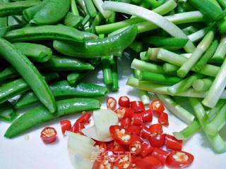 肉片炒蒜苔甜豆的做法步骤：1