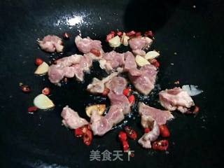 肉片炒蒜苔甜豆的做法步骤：3