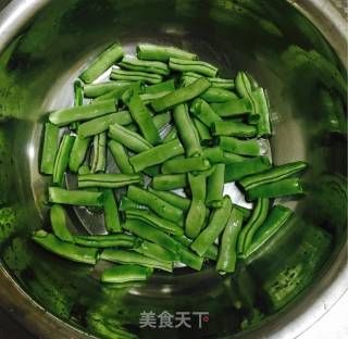五花肉烧豆角的做法步骤：1
