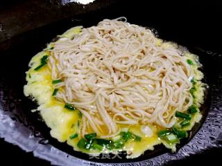 香煎鸡蛋面饼的做法步骤：3