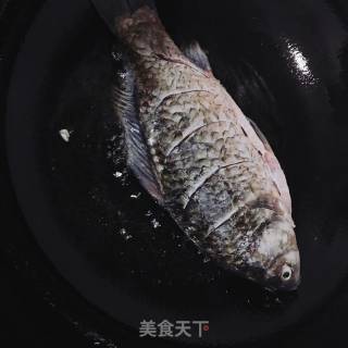 红烧鲫鱼的做法步骤：2