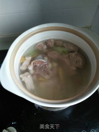 猪棒骨炖土豆海白菜条的做法步骤：4