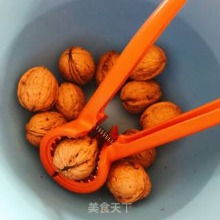 核桃仁蒜苔拌黄瓜的做法步骤：1