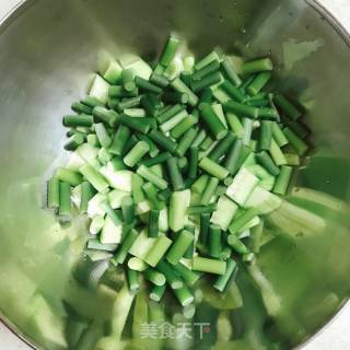 核桃仁蒜苔拌黄瓜的做法步骤：7