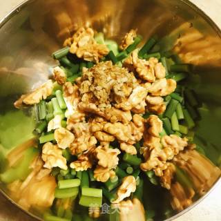 核桃仁蒜苔拌黄瓜的做法步骤：11
