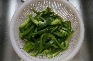 茭白青椒炒肉丝的做法步骤：2