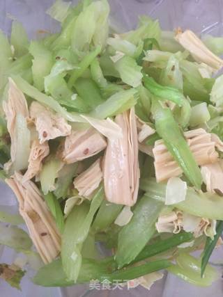 芹菜拌腐竹的做法步骤：1