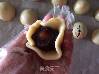 红豆沙蛋黄酥的做法步骤：8