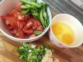 番茄鸡蛋面片儿汤的做法步骤：2
