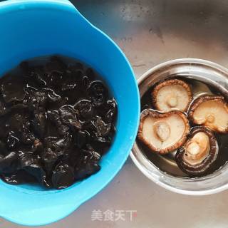 木耳香菇炒蛋的做法步骤：1