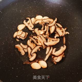 木耳香菇炒蛋的做法步骤：10