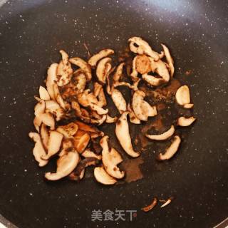 木耳香菇炒蛋的做法步骤：11
