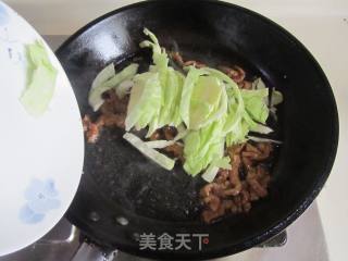 包菜肉丝炒豆丝的做法步骤：4