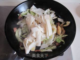 包菜肉丝炒豆丝的做法步骤：5