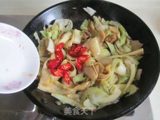 包菜肉丝炒豆丝的做法步骤：8