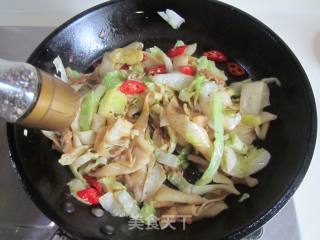包菜肉丝炒豆丝的做法步骤：9