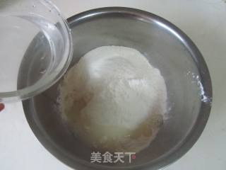 莲藕肉馅锅贴的做法步骤：2