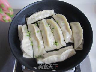 莲藕肉馅锅贴的做法步骤：12