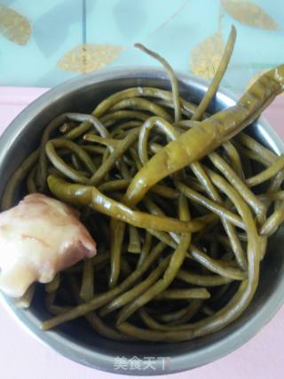 家常小菜辣炒酸豇豆的做法步骤：1