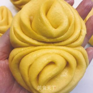 巧做奶香南瓜花卷的做法步骤：16