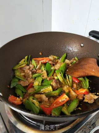 青椒炒五花肉的做法步骤：6
