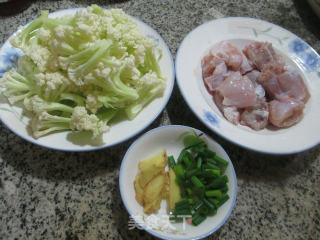 牛蛙炒花菜的做法步骤：1