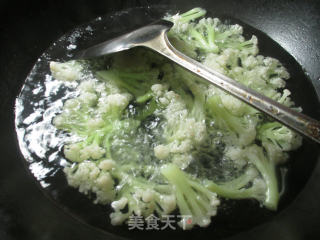 牛蛙炒花菜的做法步骤：2