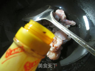 牛蛙炒花菜的做法步骤：5