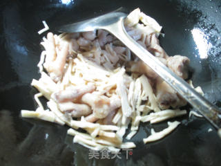 水笋烧鸡爪的做法步骤：3