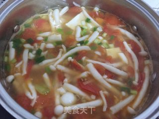 番茄海鲜菇豆腐汤的做法步骤：1