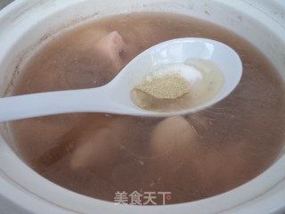 鲜藕豆苗猪蹄汤的做法步骤：9